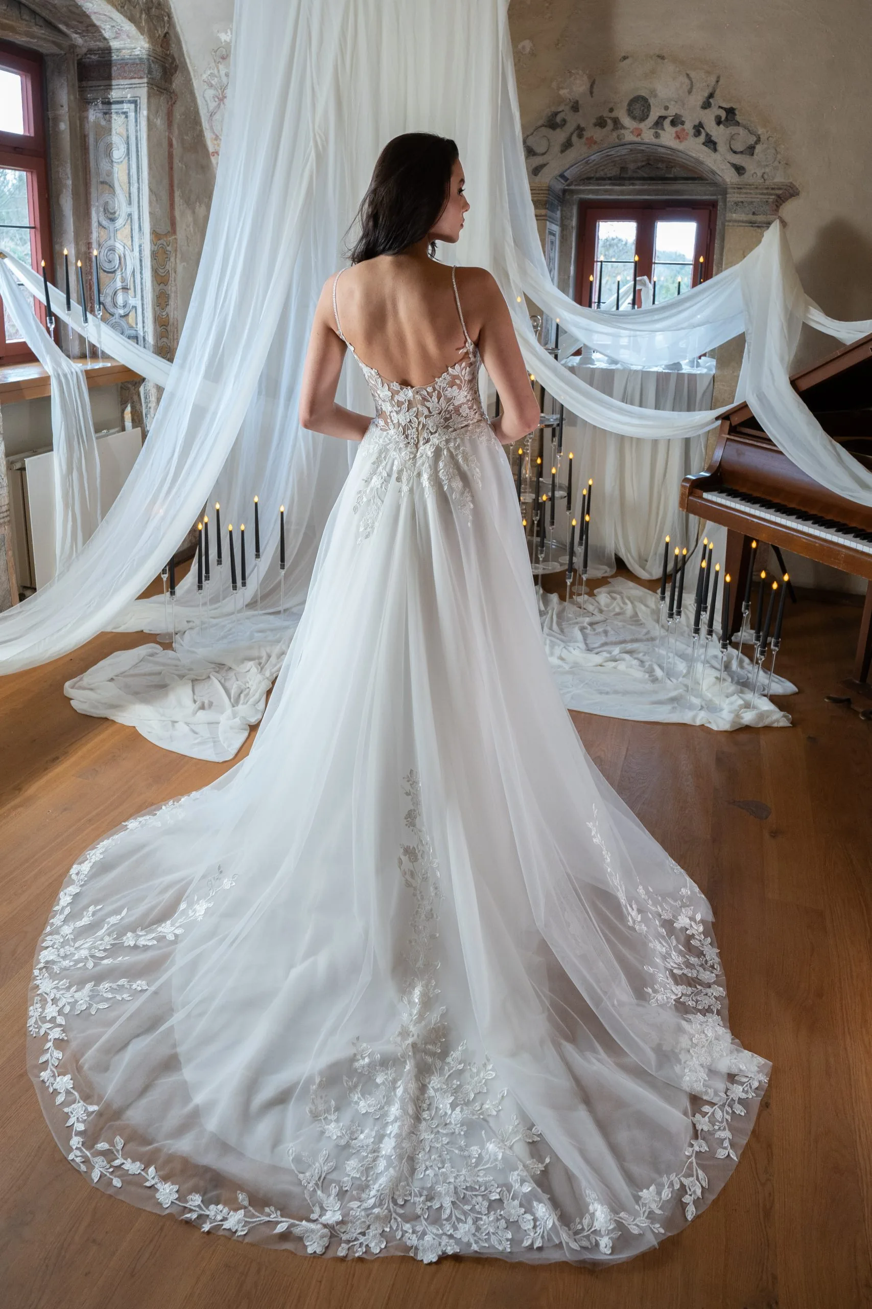 Braut von hinten im Brautkleid